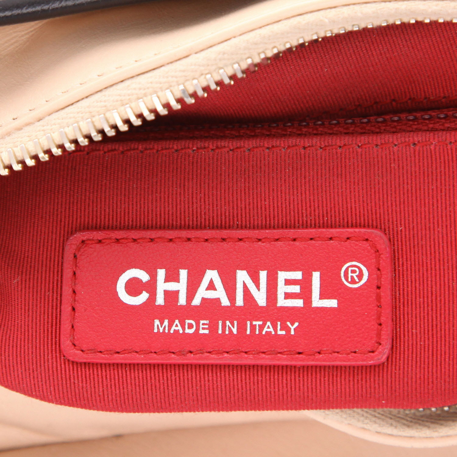 Sac bandoulière Chanel  Gabrielle  petit modèle  en cuir matelassé beige et cuir noir - Detail D2