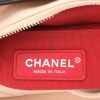 Sac bandoulière Chanel  Gabrielle  petit modèle  en cuir matelassé beige et cuir noir - Detail D2 thumbnail