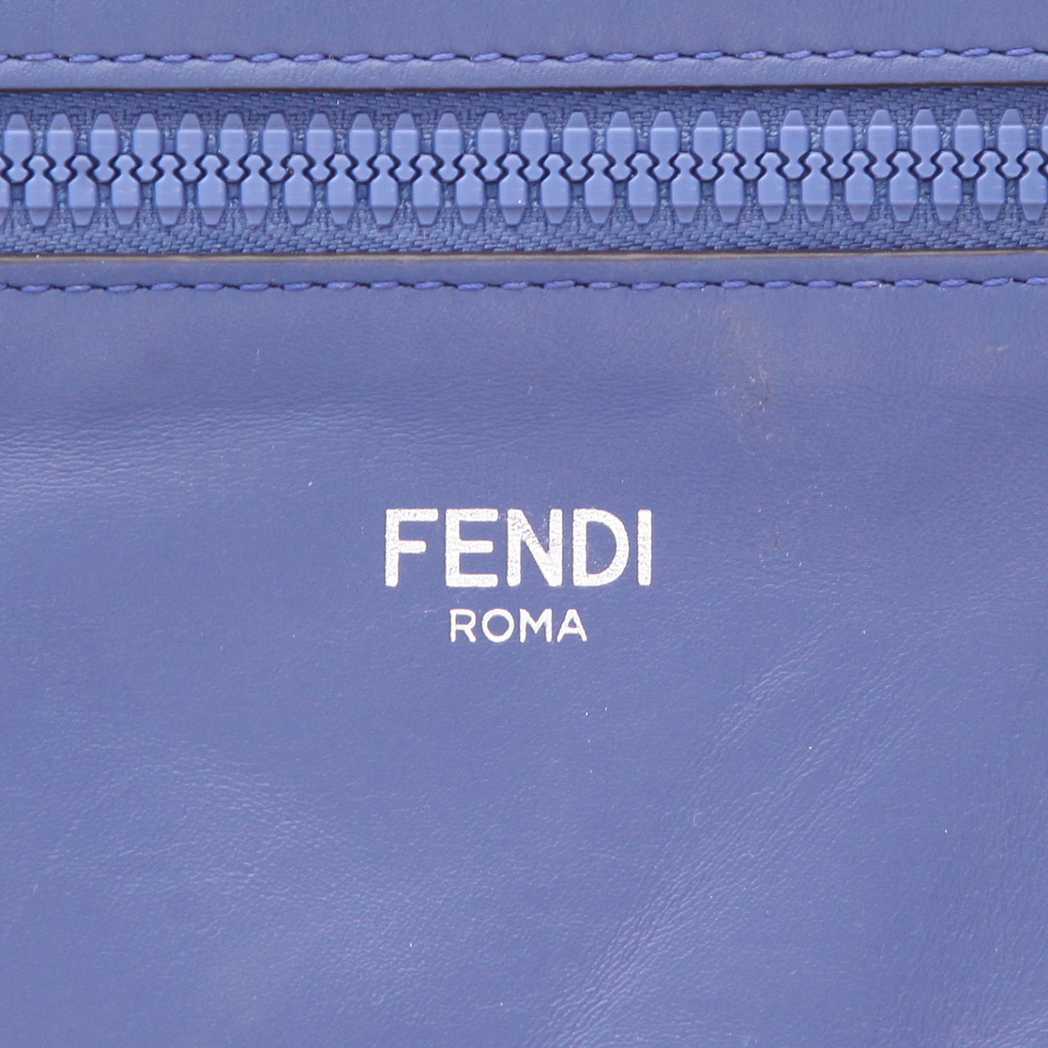 Sac bandoulière Fendi  Peekaboo ISeeU en cuir grainé bleu - Detail D2