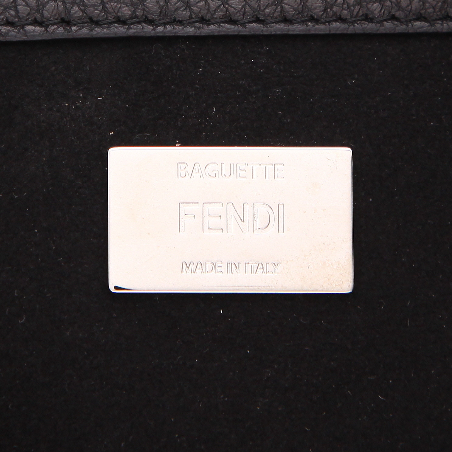 Bolso de mano Fendi  Multipocket Baguette en cuero granulado negro - Detail D2