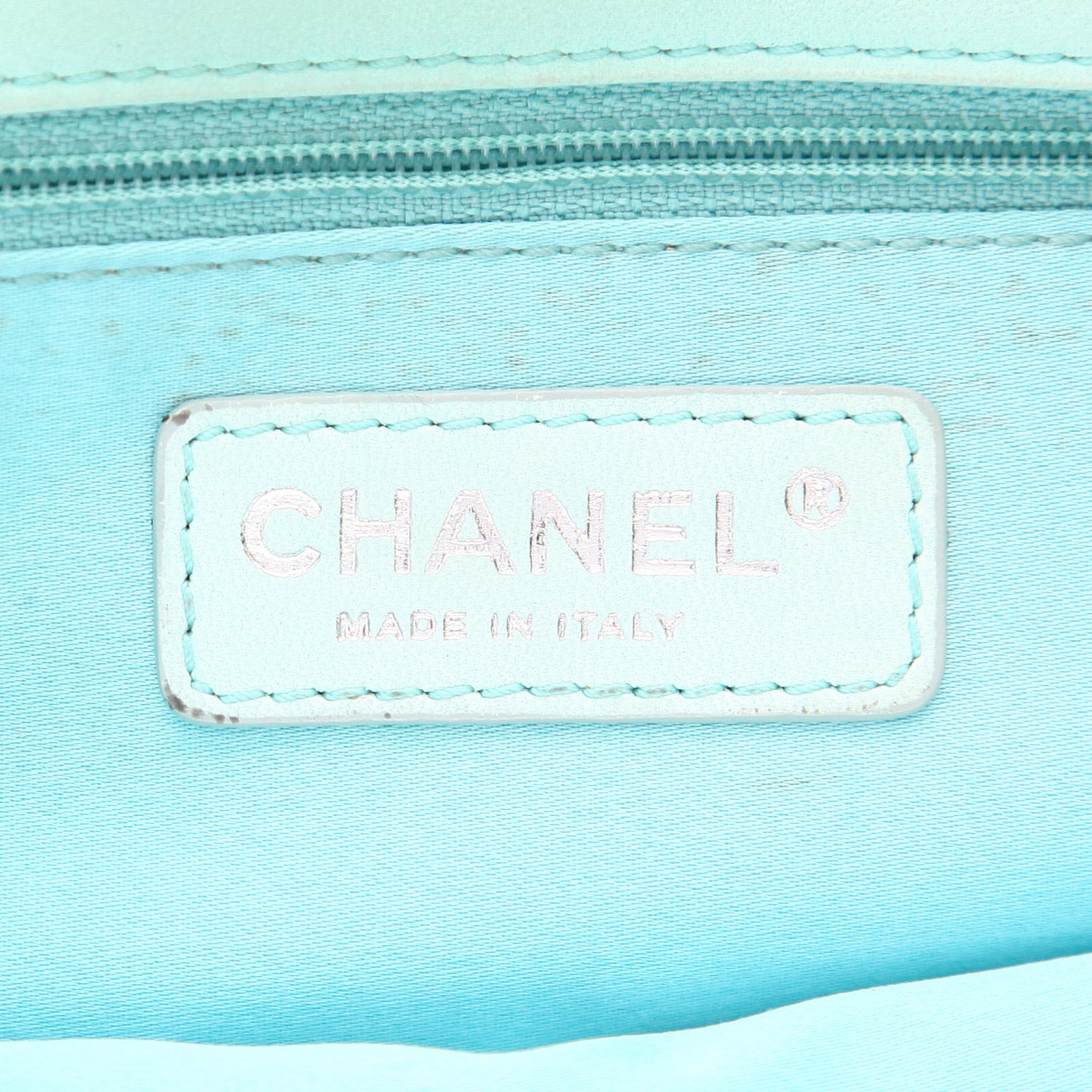 Bolso de mano Chanel  Timeless en piel de pitón verde agua - Detail D2