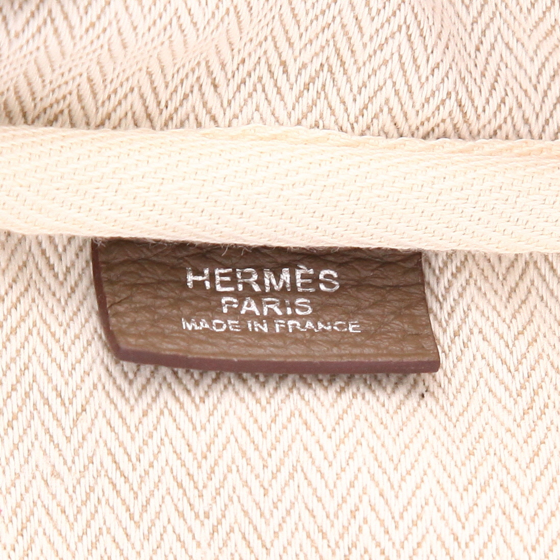 Bolso de mano Hermès  Victoria en cuero togo marrón etoupe - Detail D2