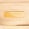 Chanel  19 shoulder bag  in beige quilted leather - Detail D2 thumbnail