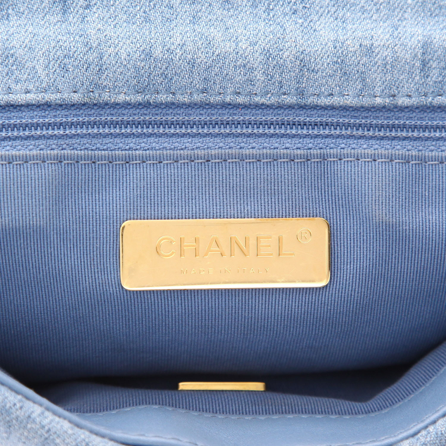 Bolso bandolera Chanel  19 en lona denim azul - Detail D2