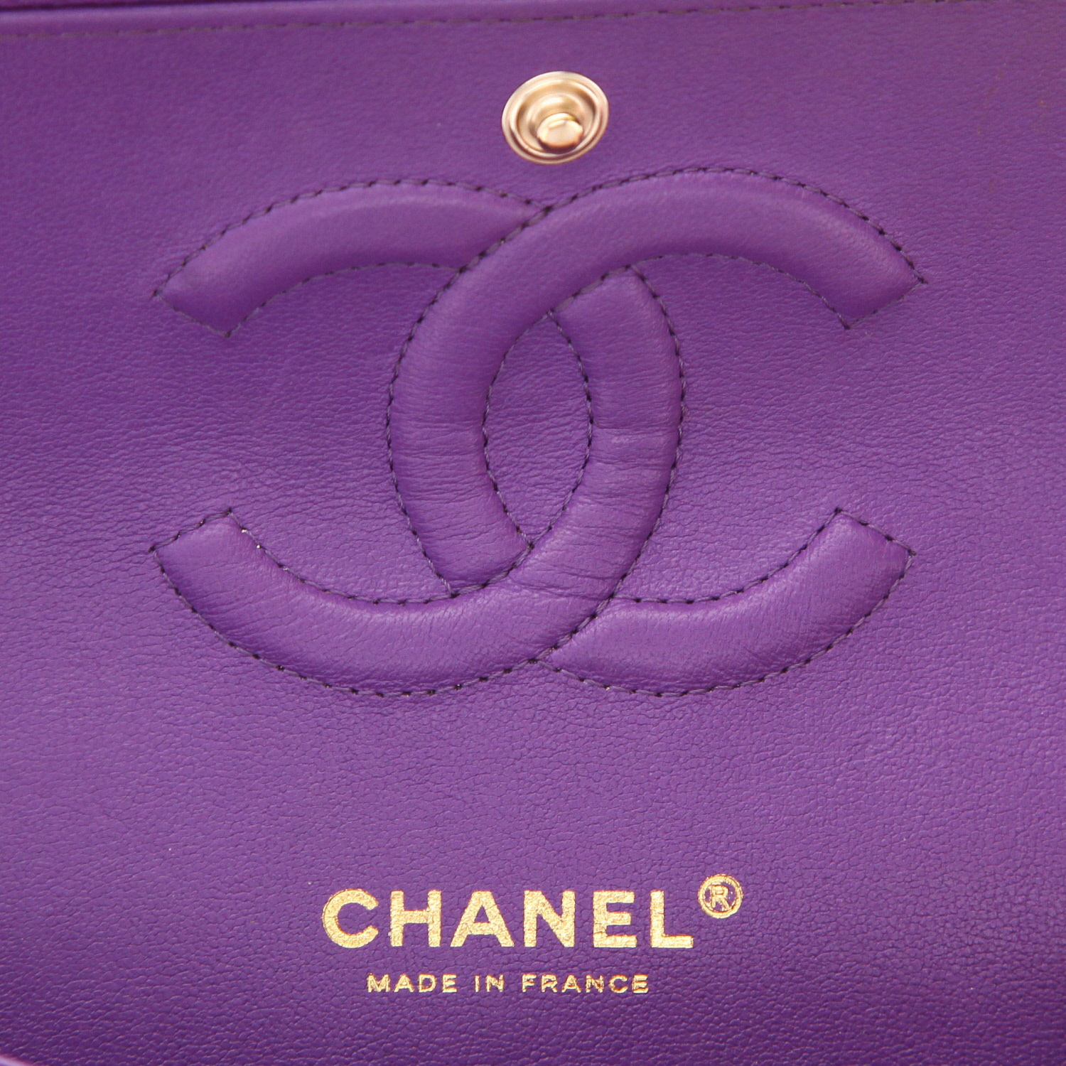 Chanel  Timeless Classic handbag  in purple quilted grained leather - Detail D2