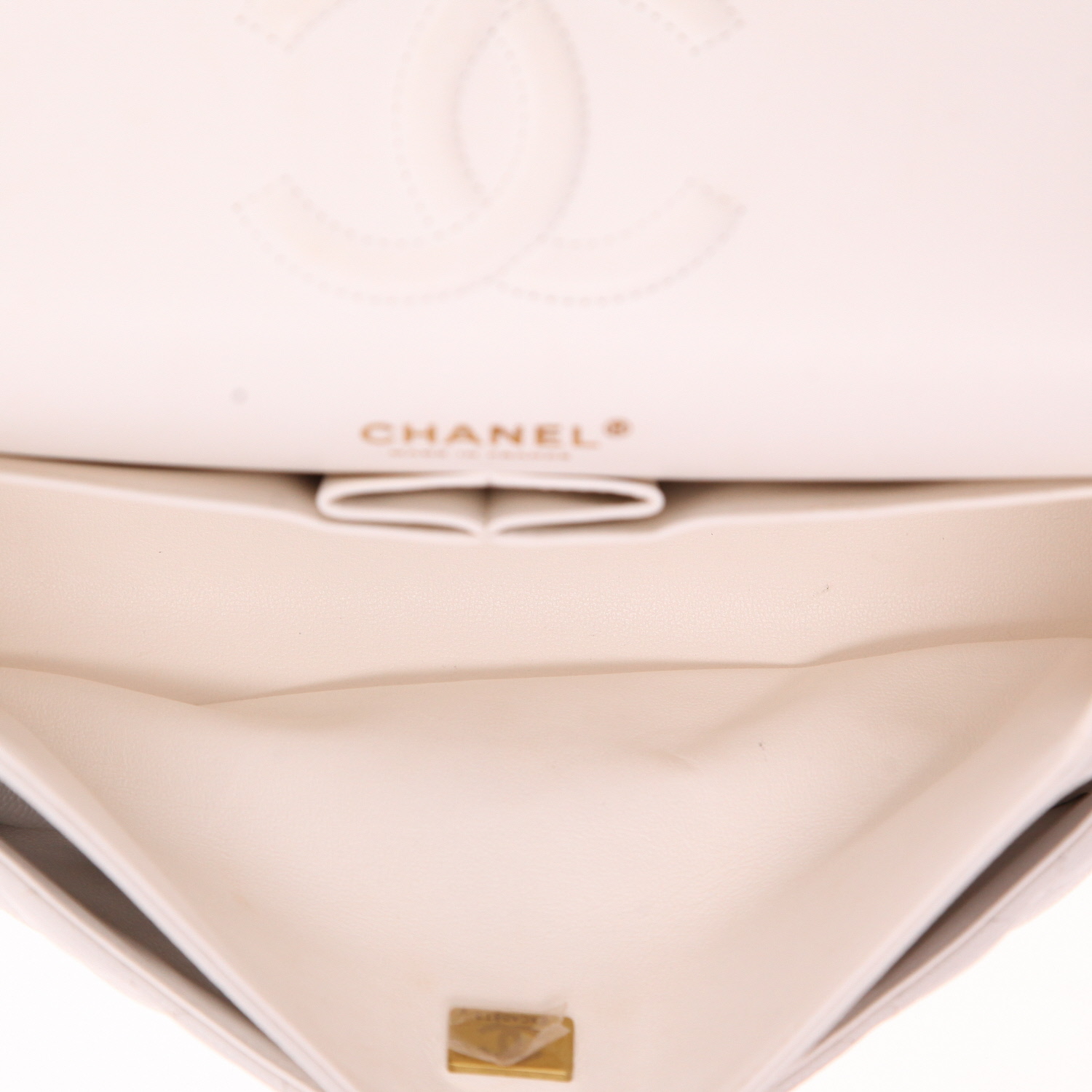 Bolso de mano Chanel  Timeless Classic en cuero granulado acolchado blanco - Detail D3