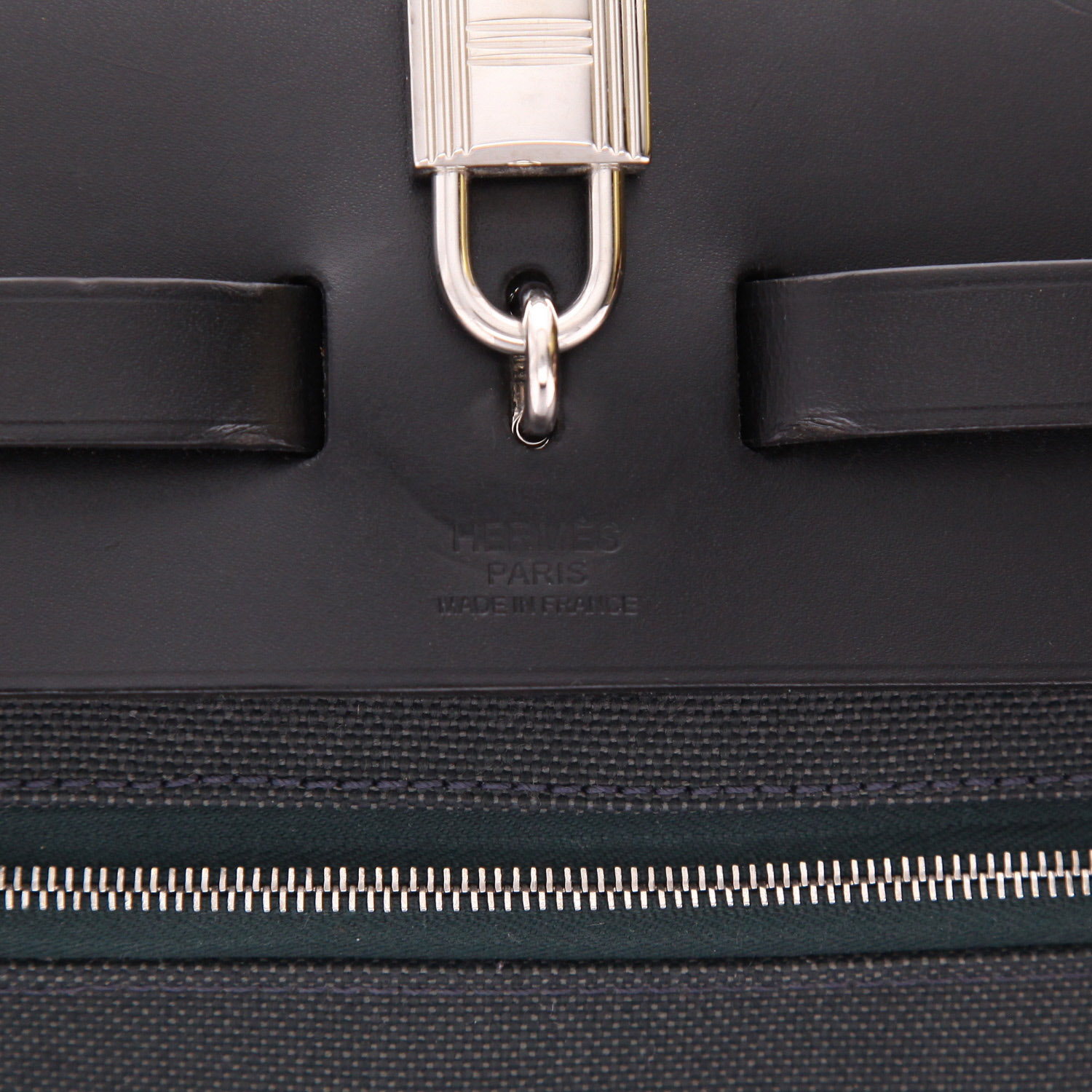 Hermès  Herbag bag worn on the shoulder or carried in the hand  in black canvas  and black leather - Detail D2