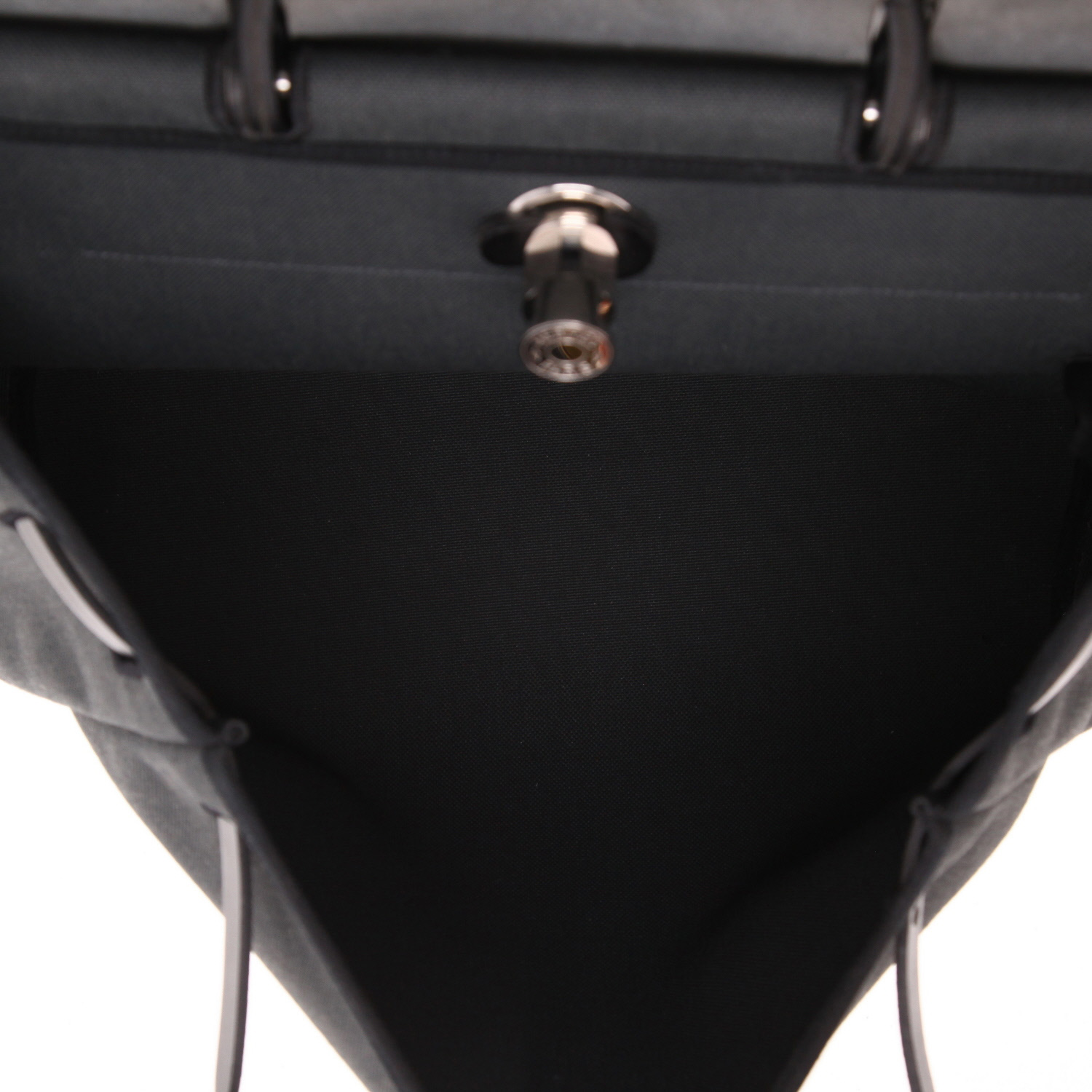 Hermès  Herbag bag worn on the shoulder or carried in the hand  in black canvas  and black leather - Detail D3