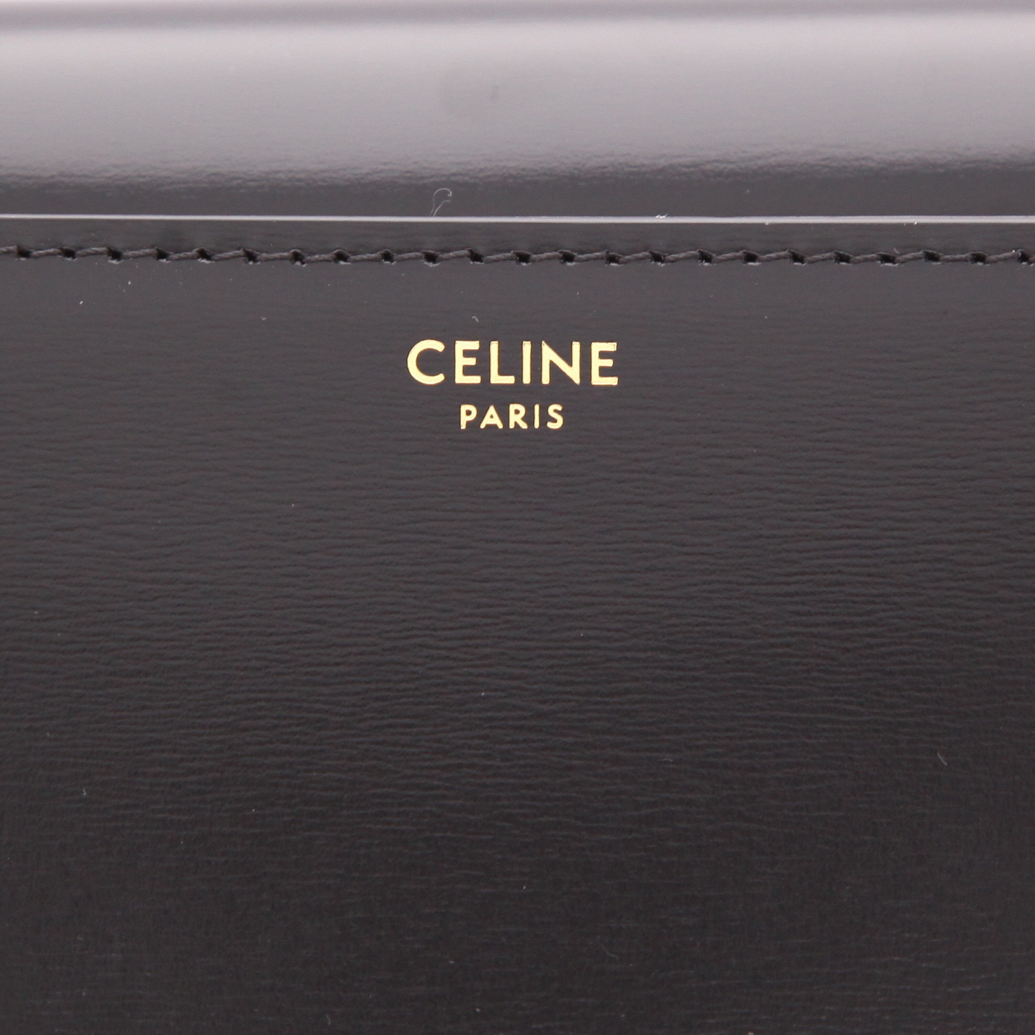 Bolso bandolera Celine  Triomphe Teen en cuero negro - Detail D2
