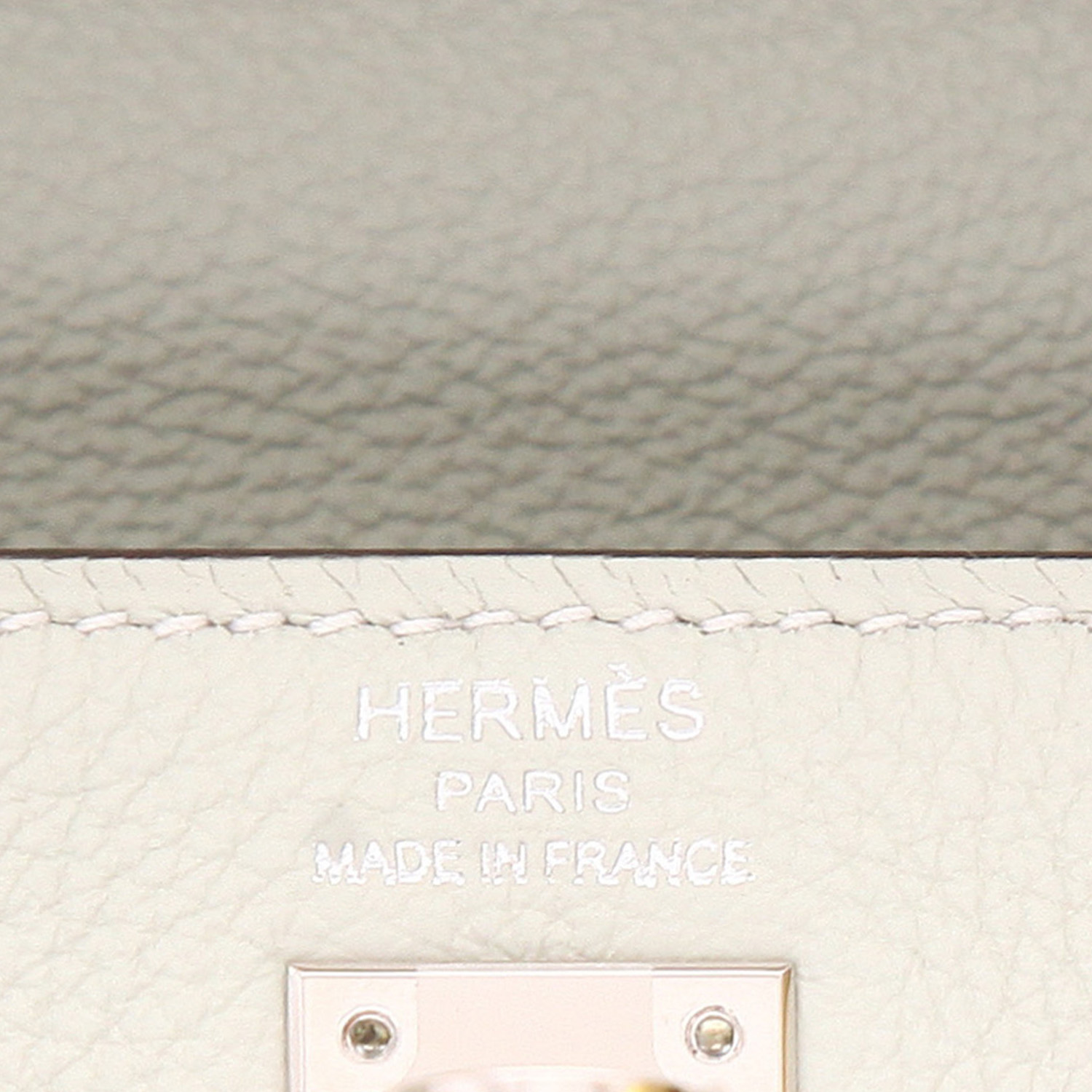 Sac à main Hermès  Kelly 25 cm en cuir Gris Neve - Detail D2