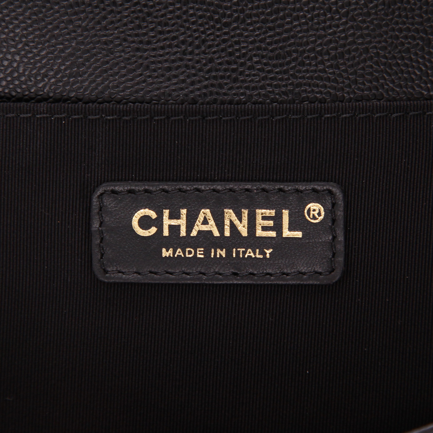 Chanel  Boy shoulder bag  in black quilted grained leather - Detail D2