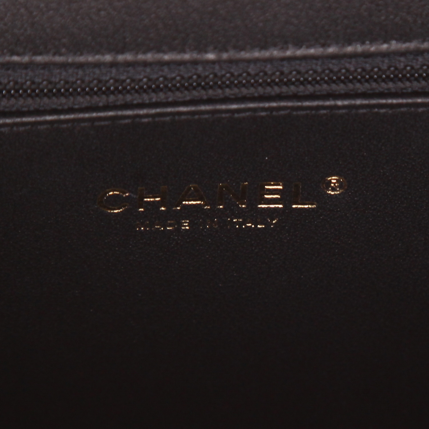 Sac bandoulière Chanel  Filigree Vanity Case en cuir grainé matelassé beige et noir - Detail D2