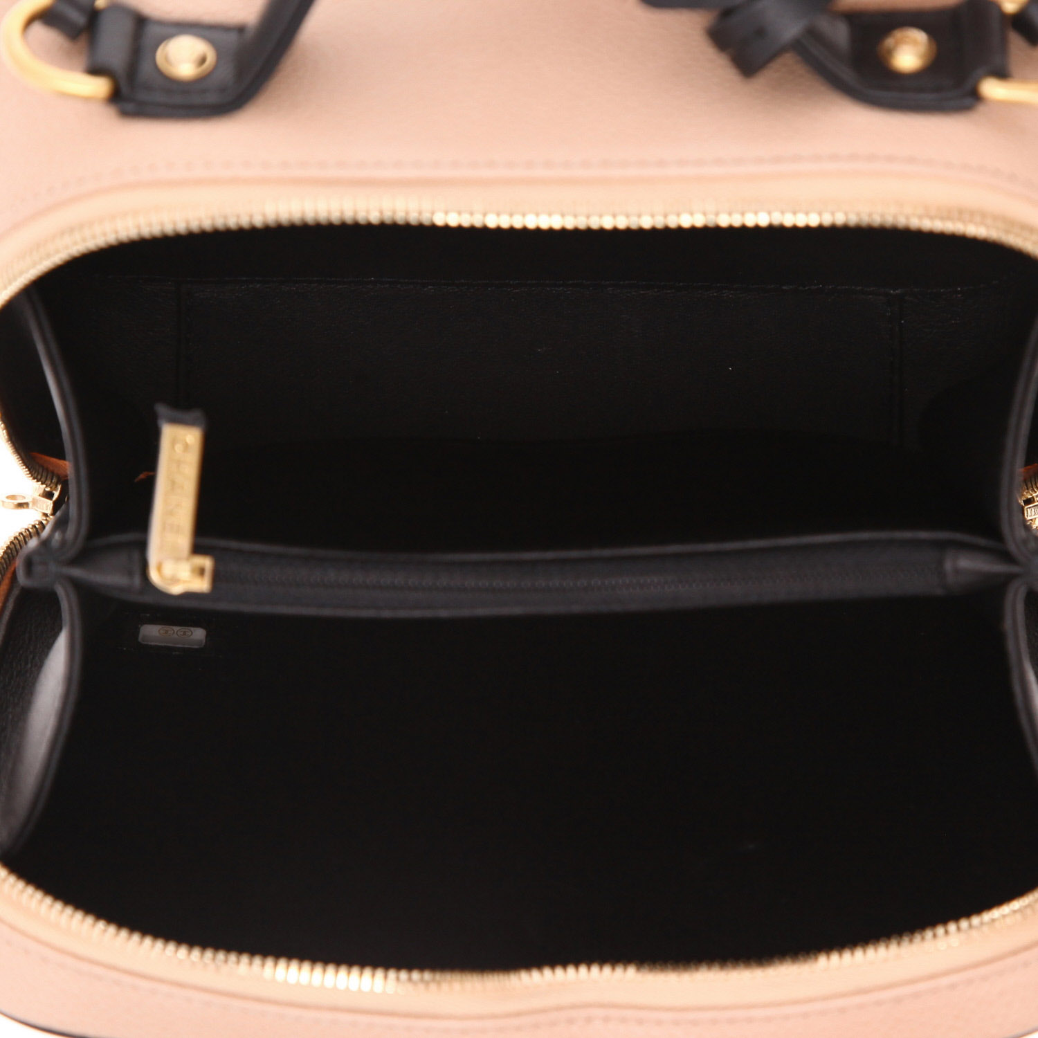 Chanel  Filigree Vanity Case shoulder bag  in beige and black quilted grained leather - Detail D3