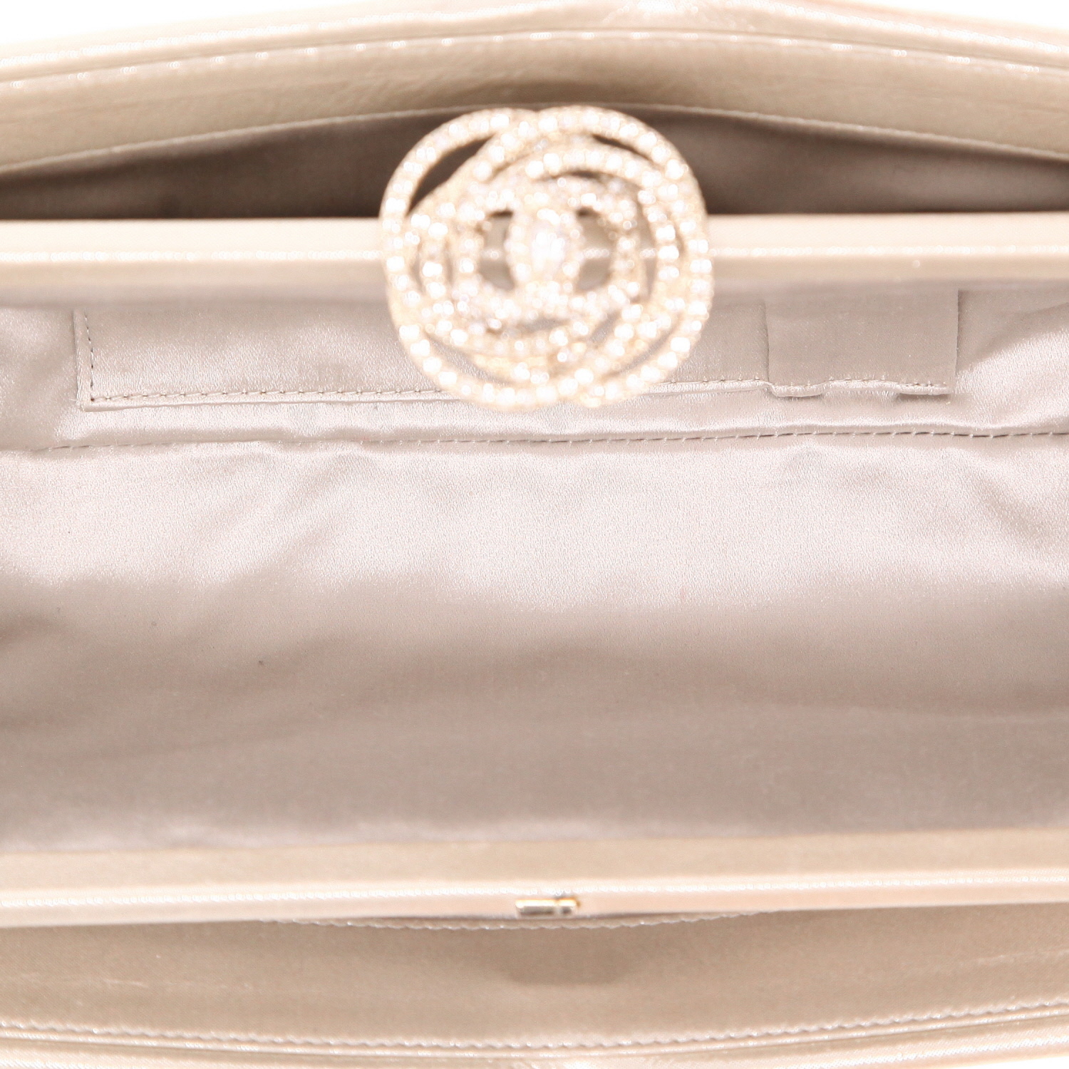 Pochette da sera Chanel  Pochette in pelle iridescente beige - Detail D3