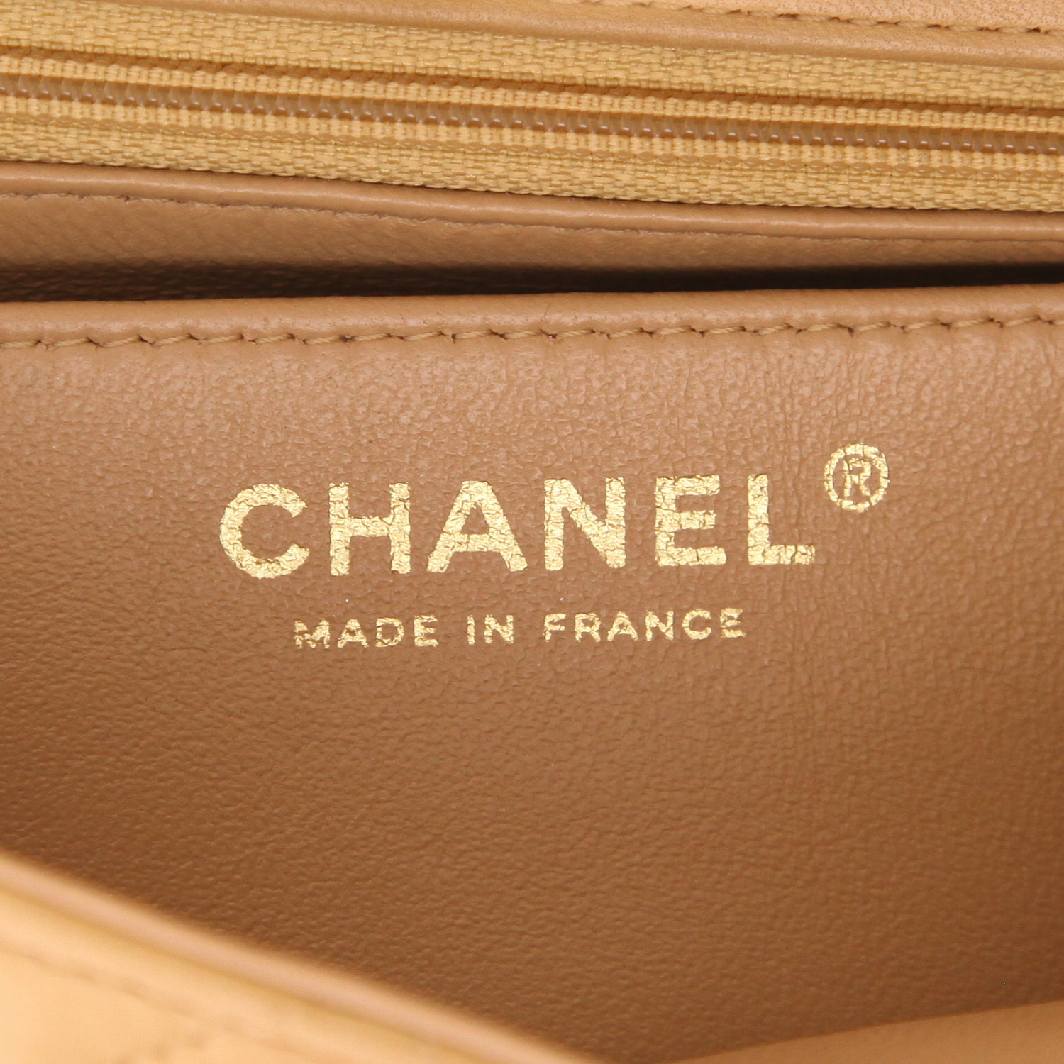 Bolso de mano Chanel  Timeless Mini en cuero acolchado beige - Detail D2