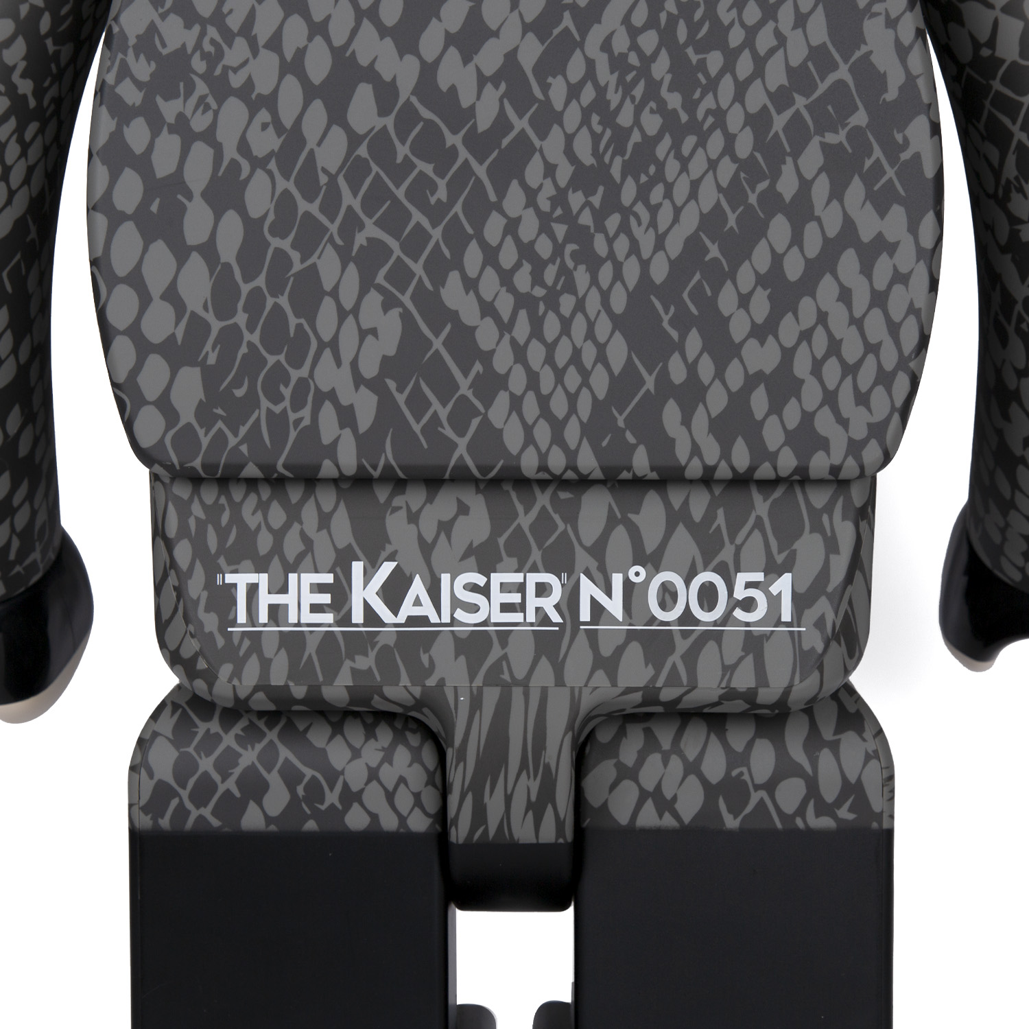 KARL LAGERFELD x MEDICOM, Be@rbrick 1000% - The Kaiser - 2022 - Detail D6