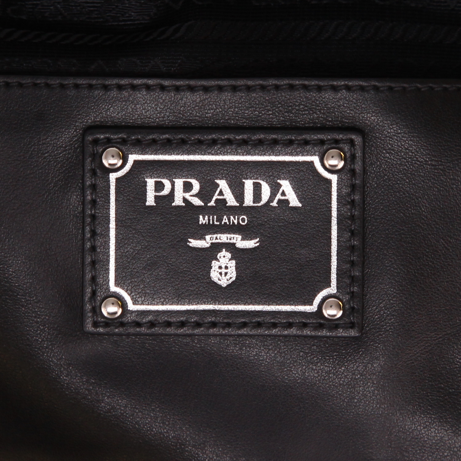 Bolso de mano Prada   en cuero negro - Detail D2