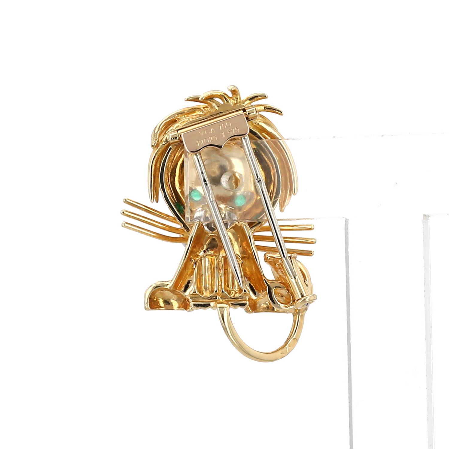 Broche années 1970 Van Cleef & Arpels Lion Ebouriffé petit modèle en or jaune, platine, diamants et émeraudes - Detail D3