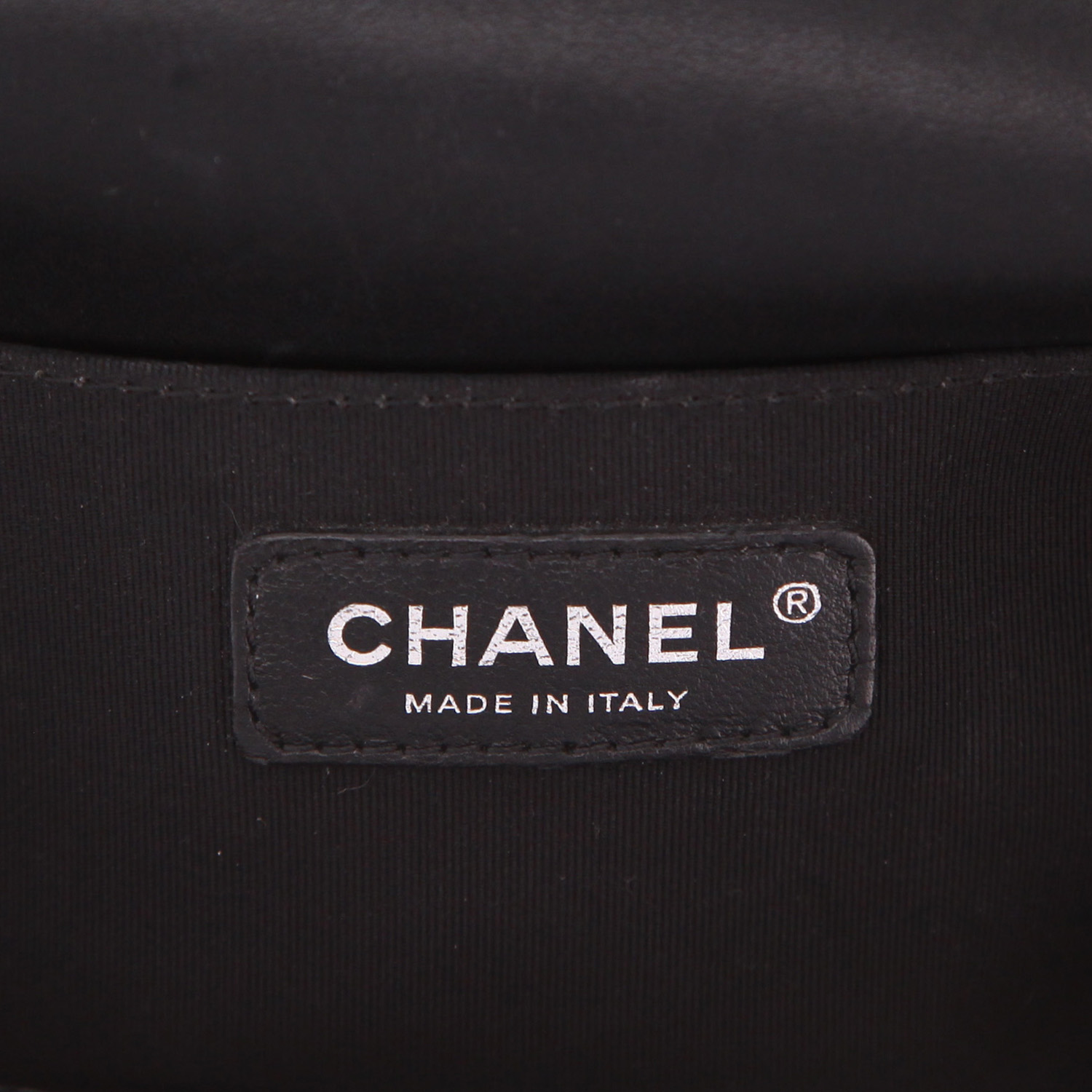 Chanel Boy shoulder bag in black quilted leather - Detail D2