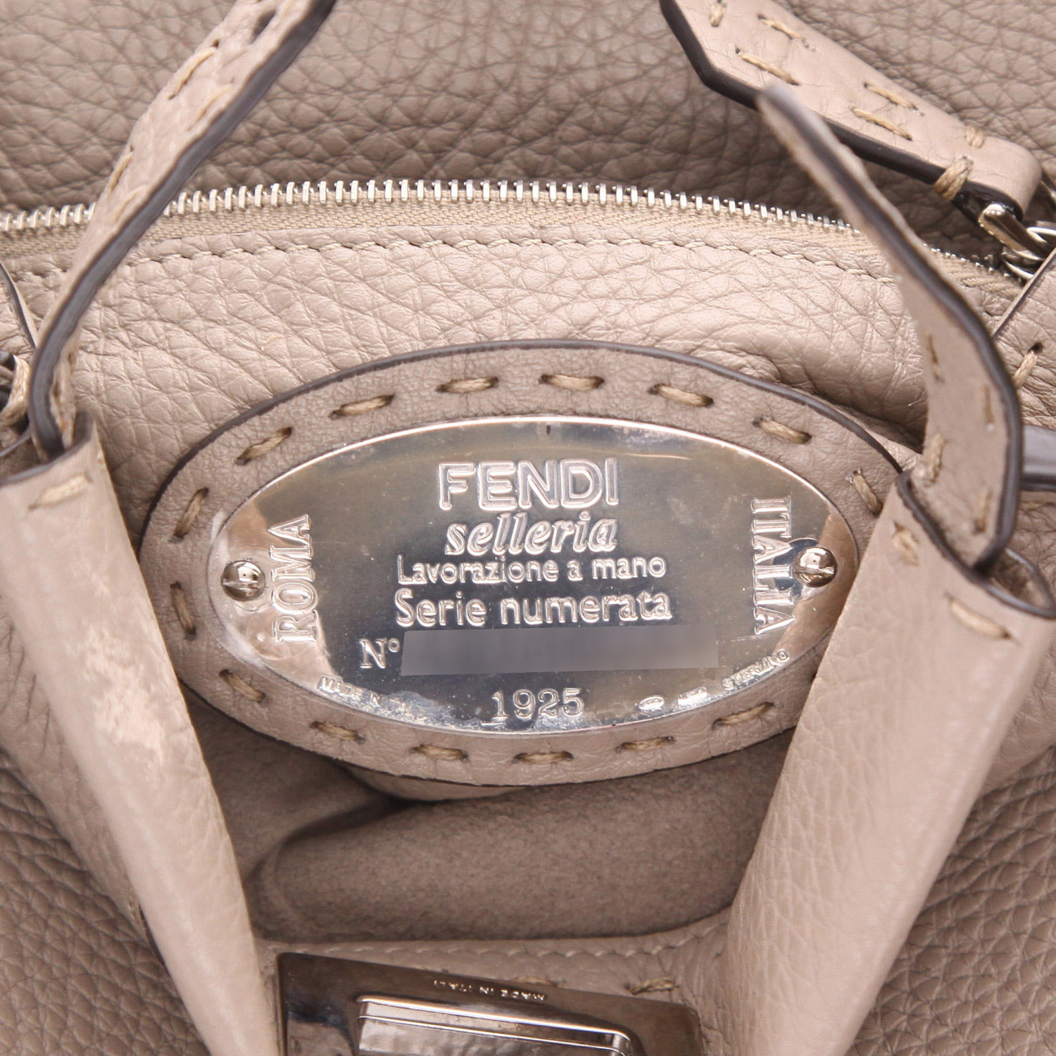 Fendi  Peekaboo Selleria handbag  in taupe grained leather - Detail D2