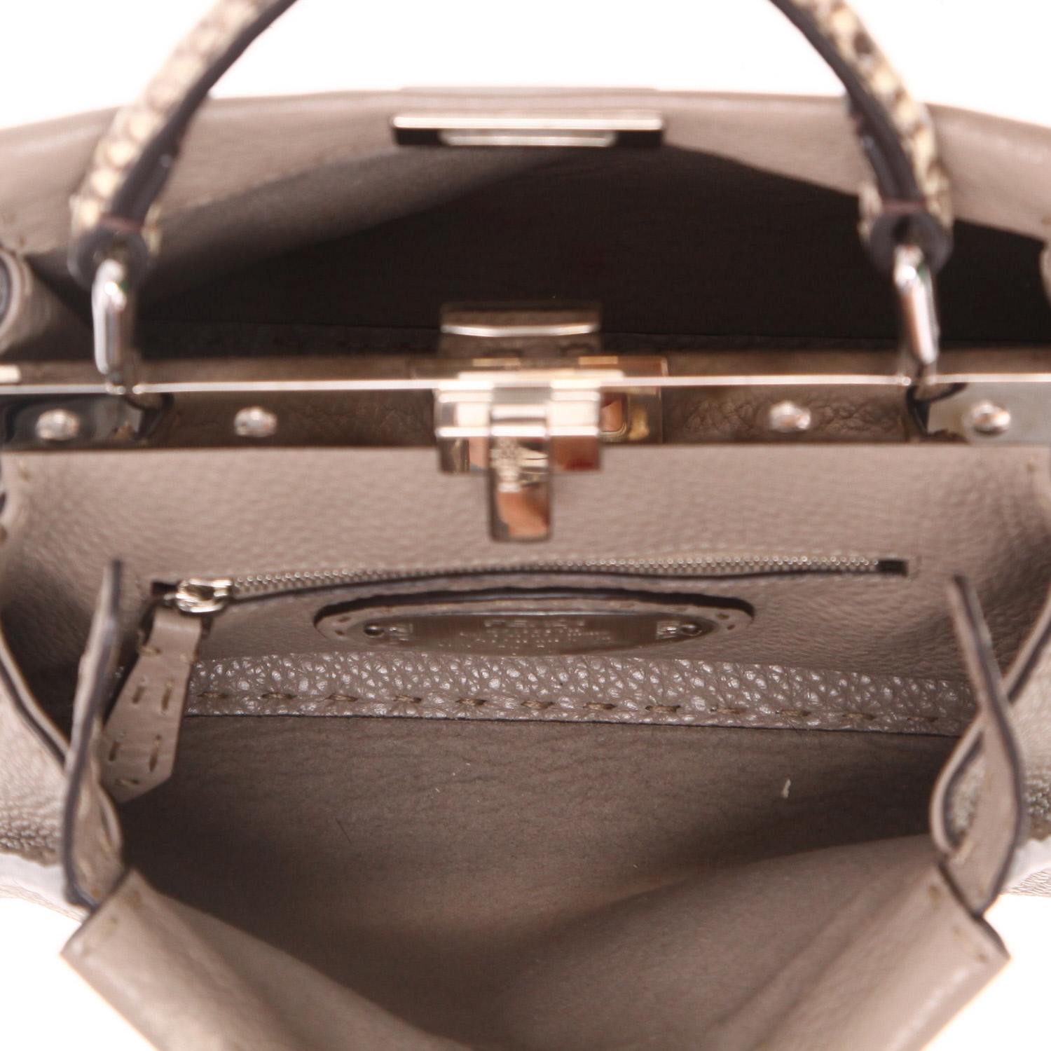 Borsa Fendi  Peekaboo Selleria in pelle martellata color talpa - Detail D3