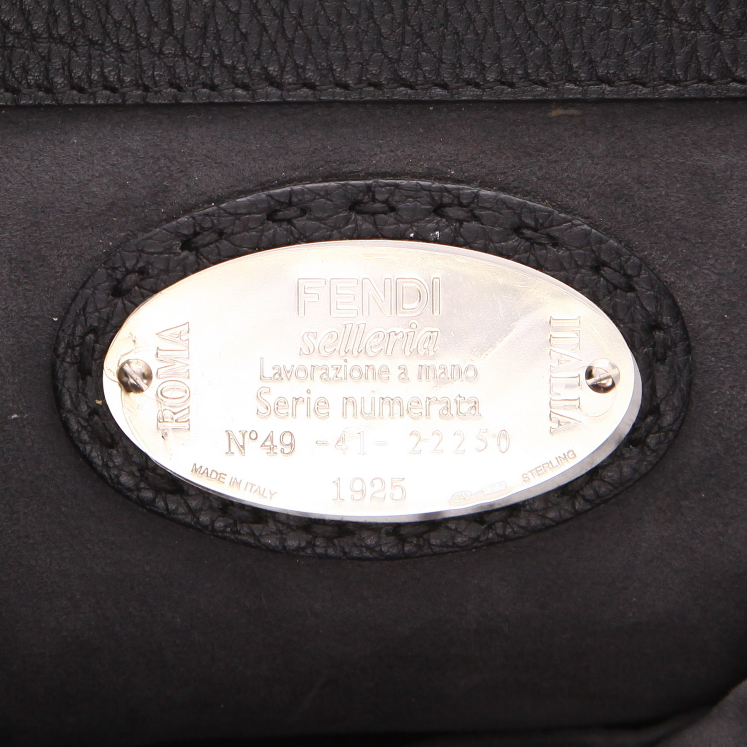 Fendi Anna handbag in black grained leather - Detail D2