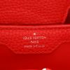 Bolso bandolera Louis Vuitton  Capucines en cuero taurillon clémence rojo - Detail D2 thumbnail