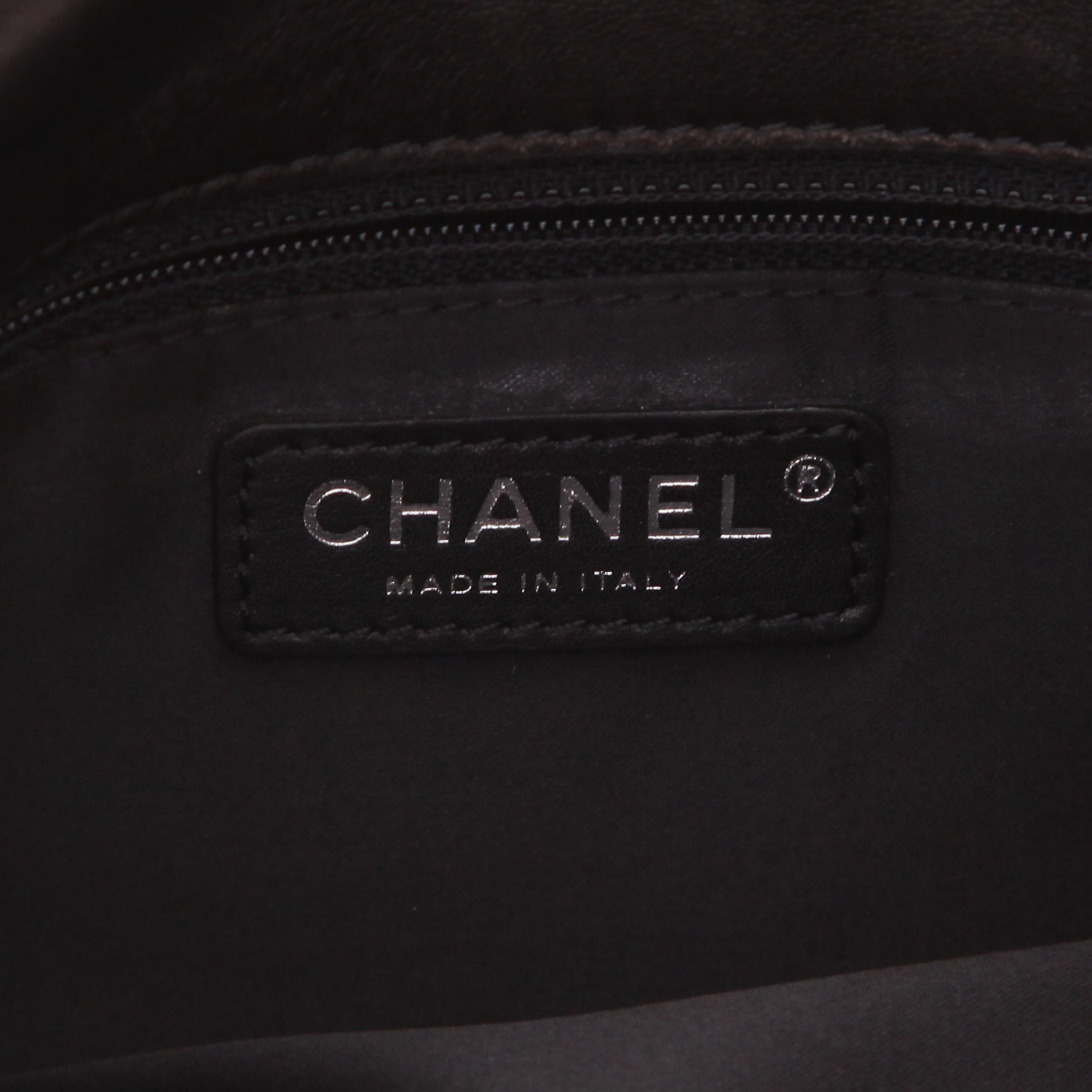 Chanel  Timeless handbag  in black patent leather - Detail D2