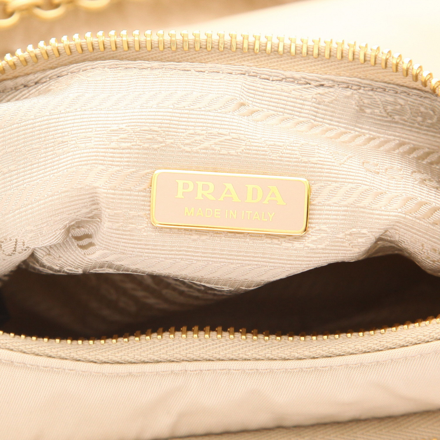 Prada  Re-Edition 2005 shoulder bag  in beige canvas  and beige skin-out fur - Detail D2