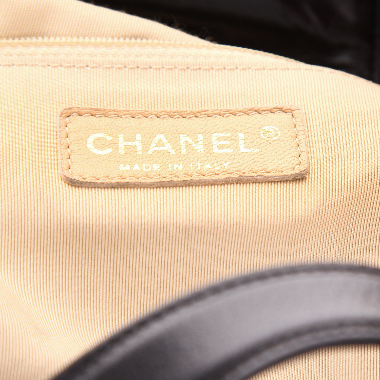 Chanel   shopping bag  in black quilted leather  and patent leather - Detail D2