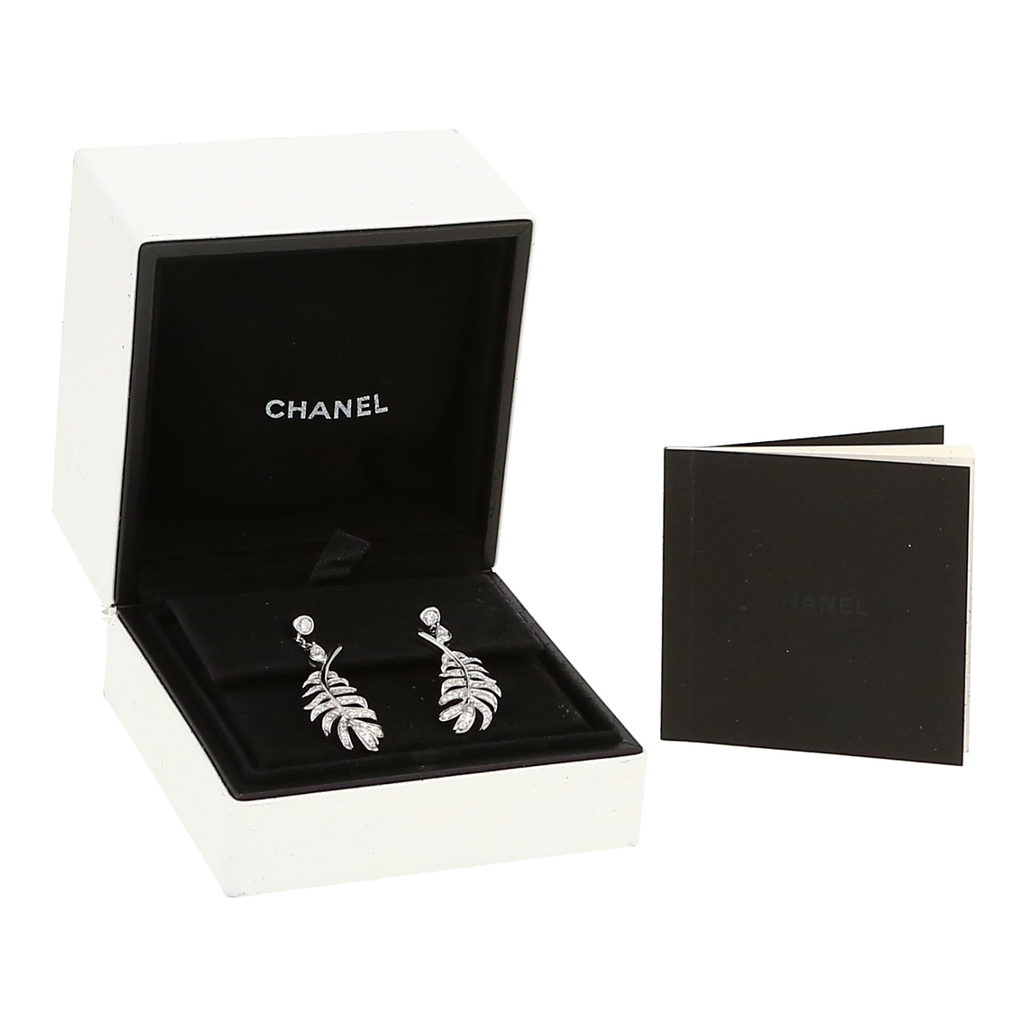 Paire de pendants d'oreilles Chanel Plume de Chanel en or blanc et diamants - Detail D2