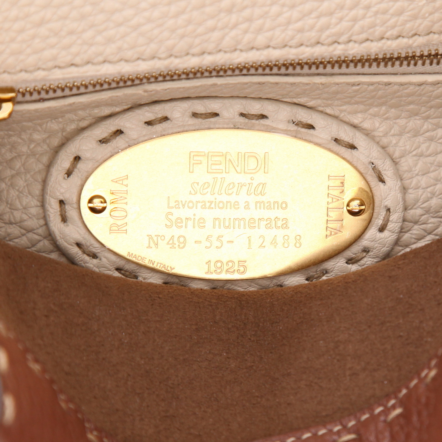 Bolso de mano Fendi  Peekaboo ISeeU en cuero granulado marrón y piel de pitón beige - Detail D2