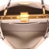 Bolso bandolera Fendi  Peekaboo ISeeU en cuero beige - Detail D4 thumbnail