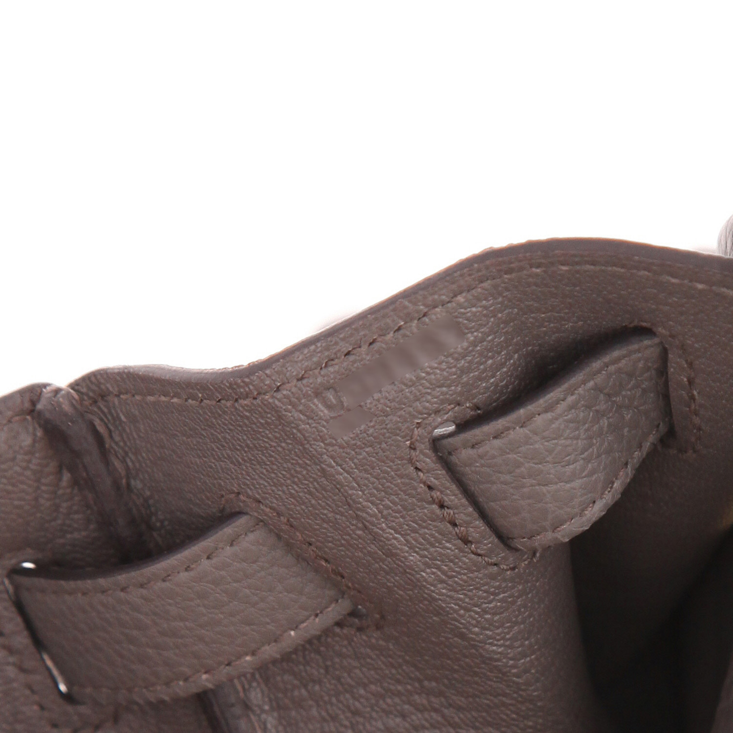 Bolso de mano Hermès  Kelly 28 cm en cuero togo gris estaño - Detail D3