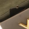 Bolso bandolera Louis Vuitton  Twist en cuero Epi caqui - Detail D4 thumbnail