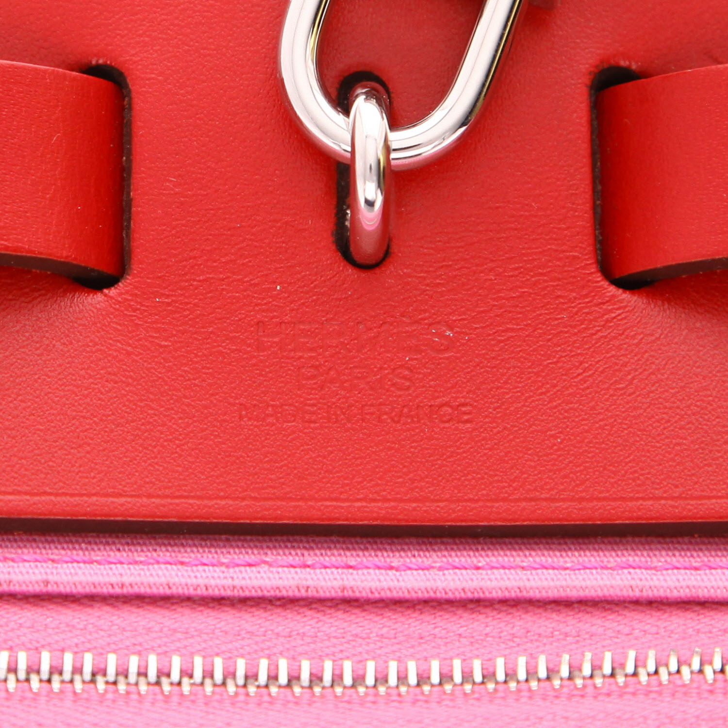 Hermès  Herbag bag worn on the shoulder or carried in the hand  in red and pink canvas  and red leather - Detail D2