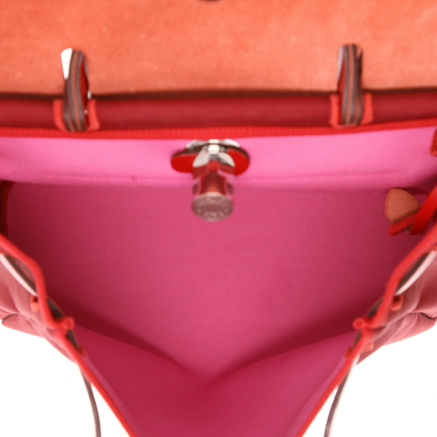 Bolso para llevar al hombro o en la mano Hermès  Herbag en lona roja y rosa y cuero rojo - Detail D3