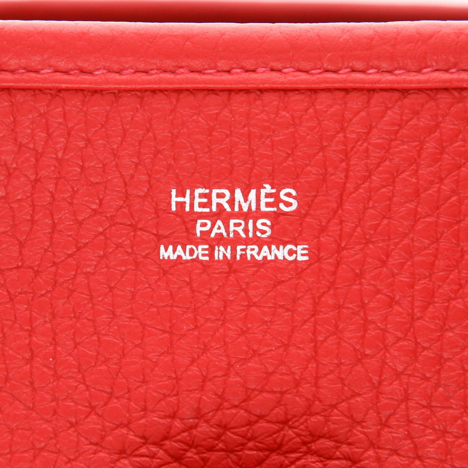 Bolso bandolera Hermès  Evelyne III en cuero togo rojo - Detail D2