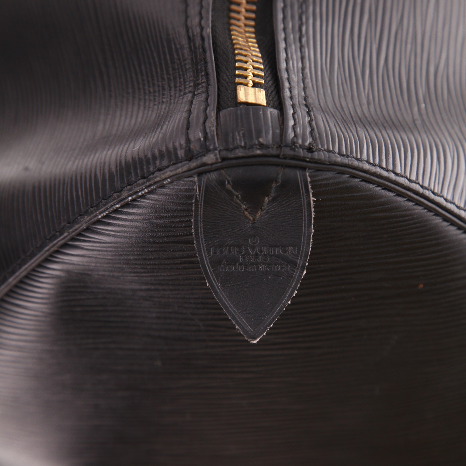 Louis Vuitton Keepall 50 travel bag in black epi leather - Detail D2