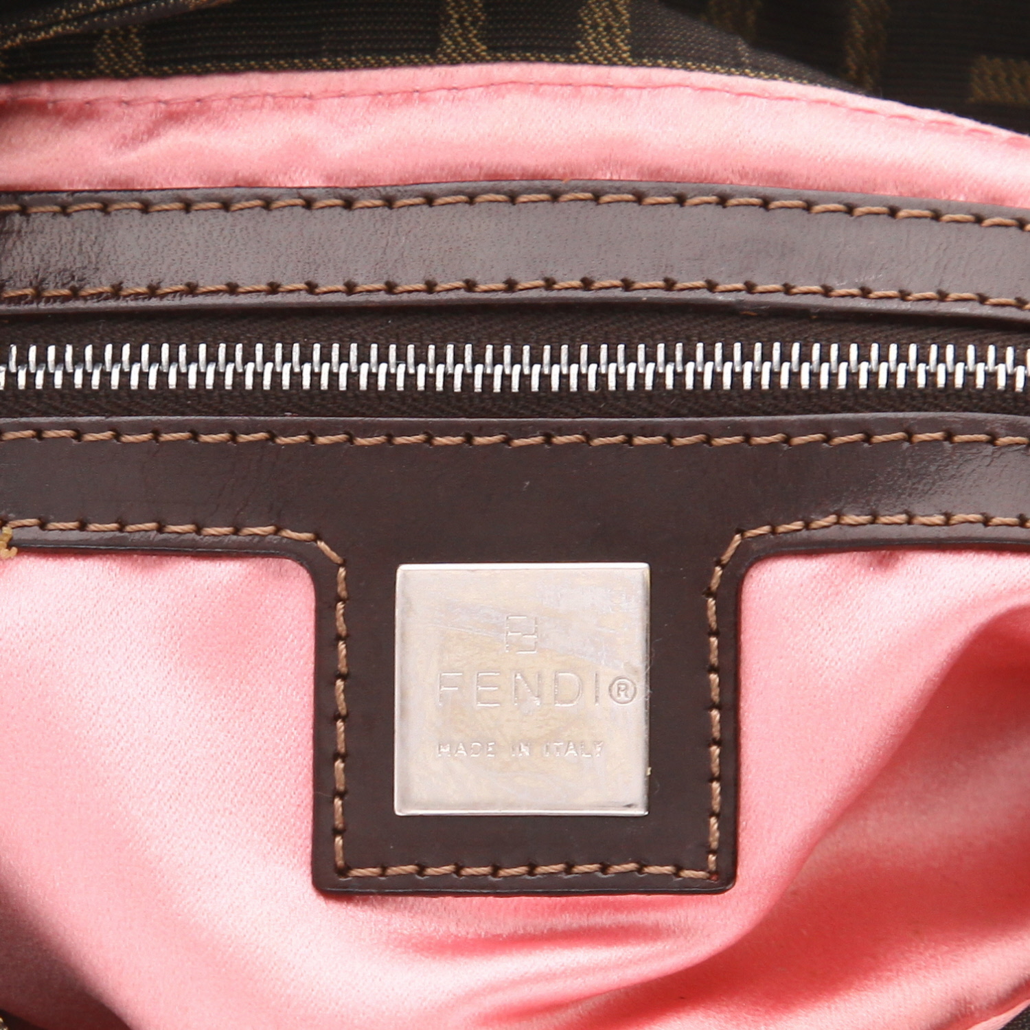 Bolso de mano Fendi  Baguette en lona monogram marrón - Detail D2