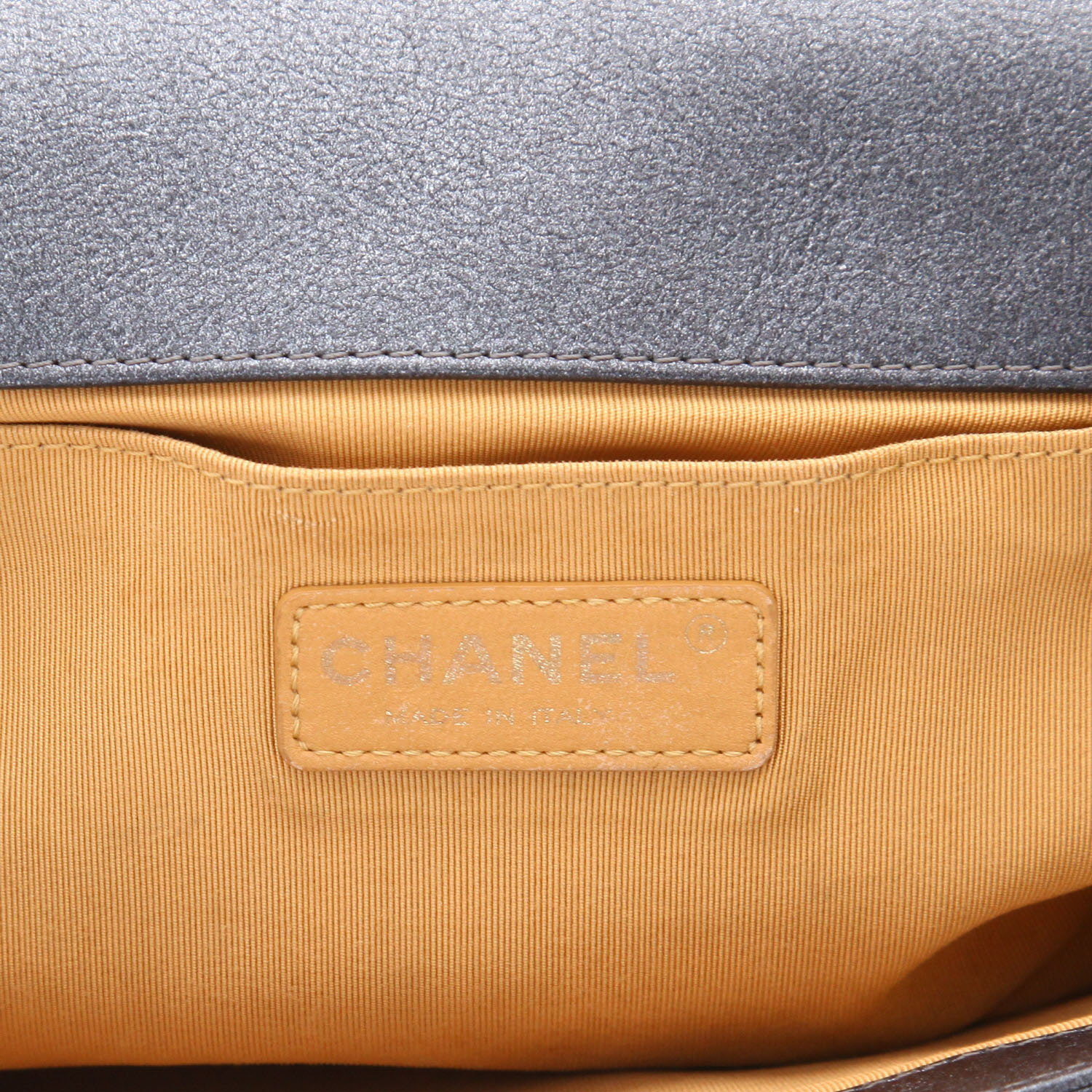 Chanel Boy shoulder bag in silver quilted leather - Detail D2