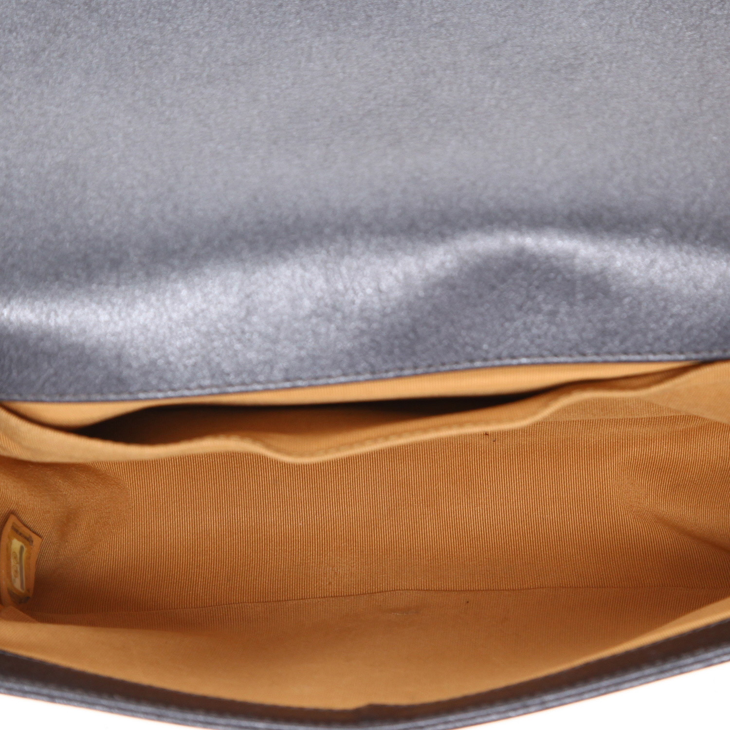 Chanel Boy shoulder bag in silver quilted leather - Detail D3
