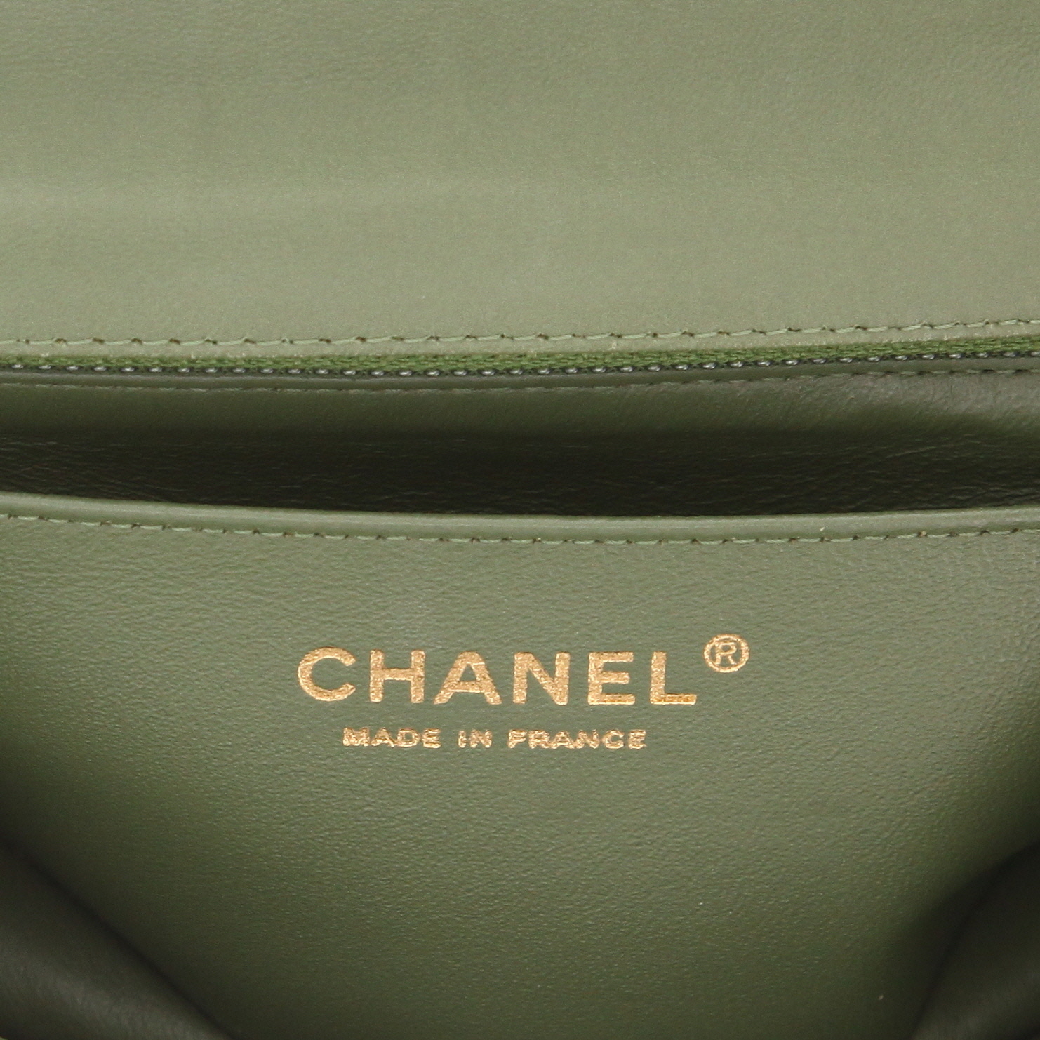 Chanel  Mini Timeless shoulder bag  in green chevron quilted leather - Detail D2