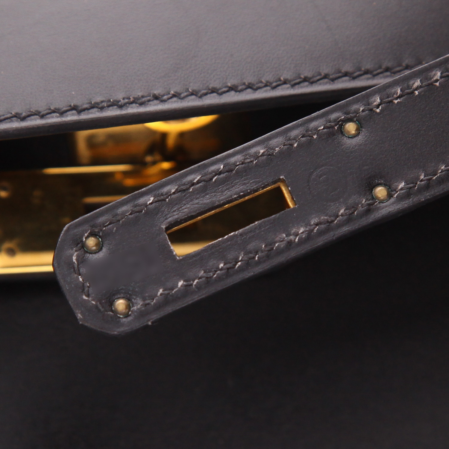 Bolso de mano Hermès  Kelly 32 cm en cuero box negro - Detail D4