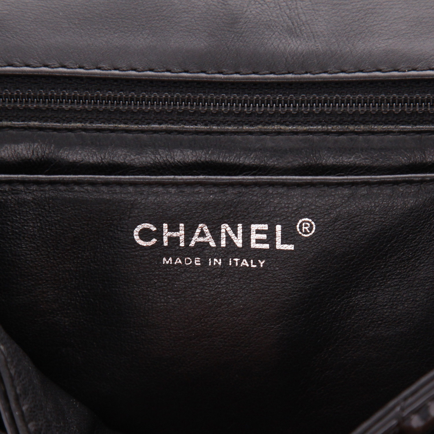 Chanel  Timeless Maxi Jumbo shoulder bag  in black patent leather - Detail D2