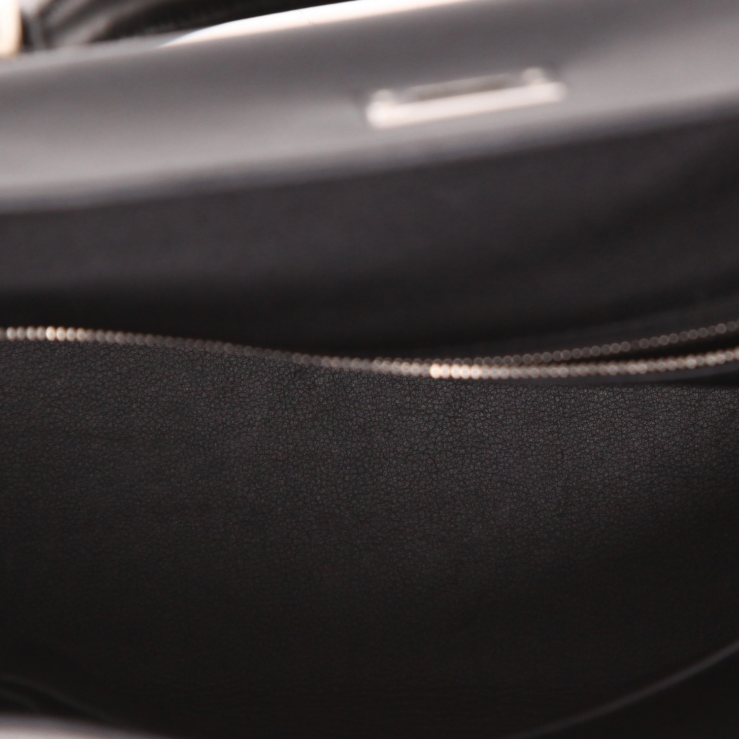 Bolso de mano Hermès  Kelly 25 cm en cuero swift negro - Detail D4