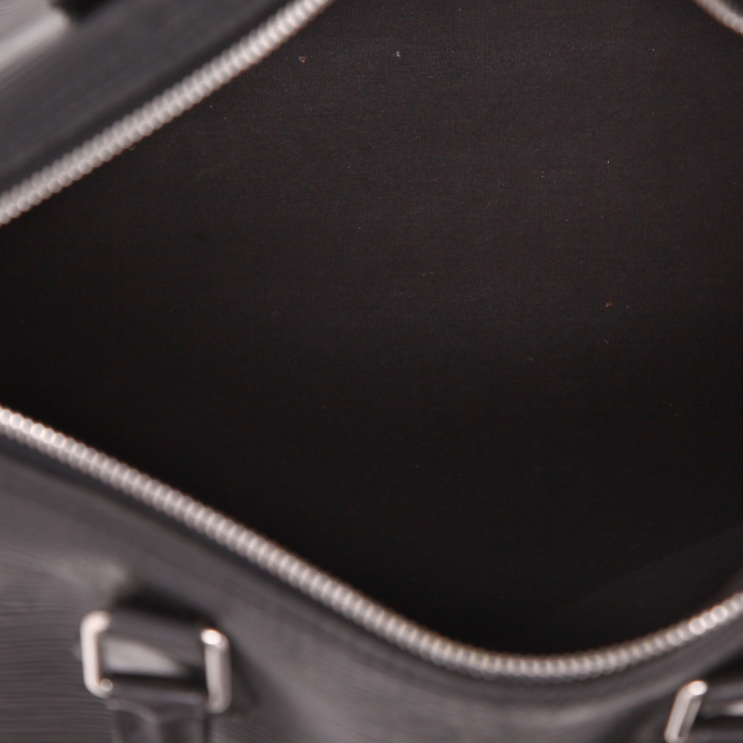 Sac à main Louis Vuitton  Speedy 30 en cuir épi noir - Detail D3