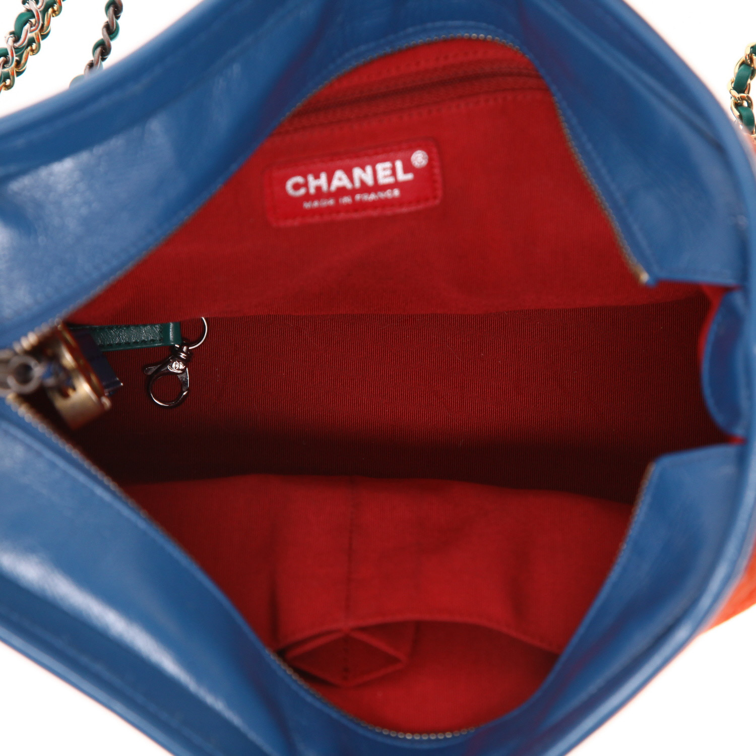 Bolso bandolera Chanel  Gabrielle  modelo mediano  en cuero verde y azul y nubuck rojo - Detail D3