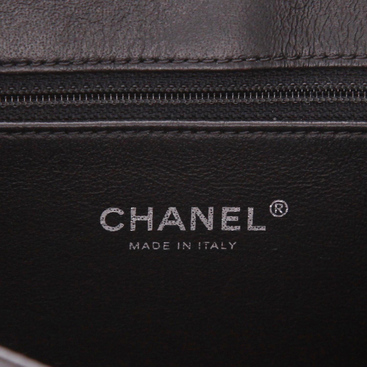 Chanel   shoulder bag  in silver quilted leather - Detail D2