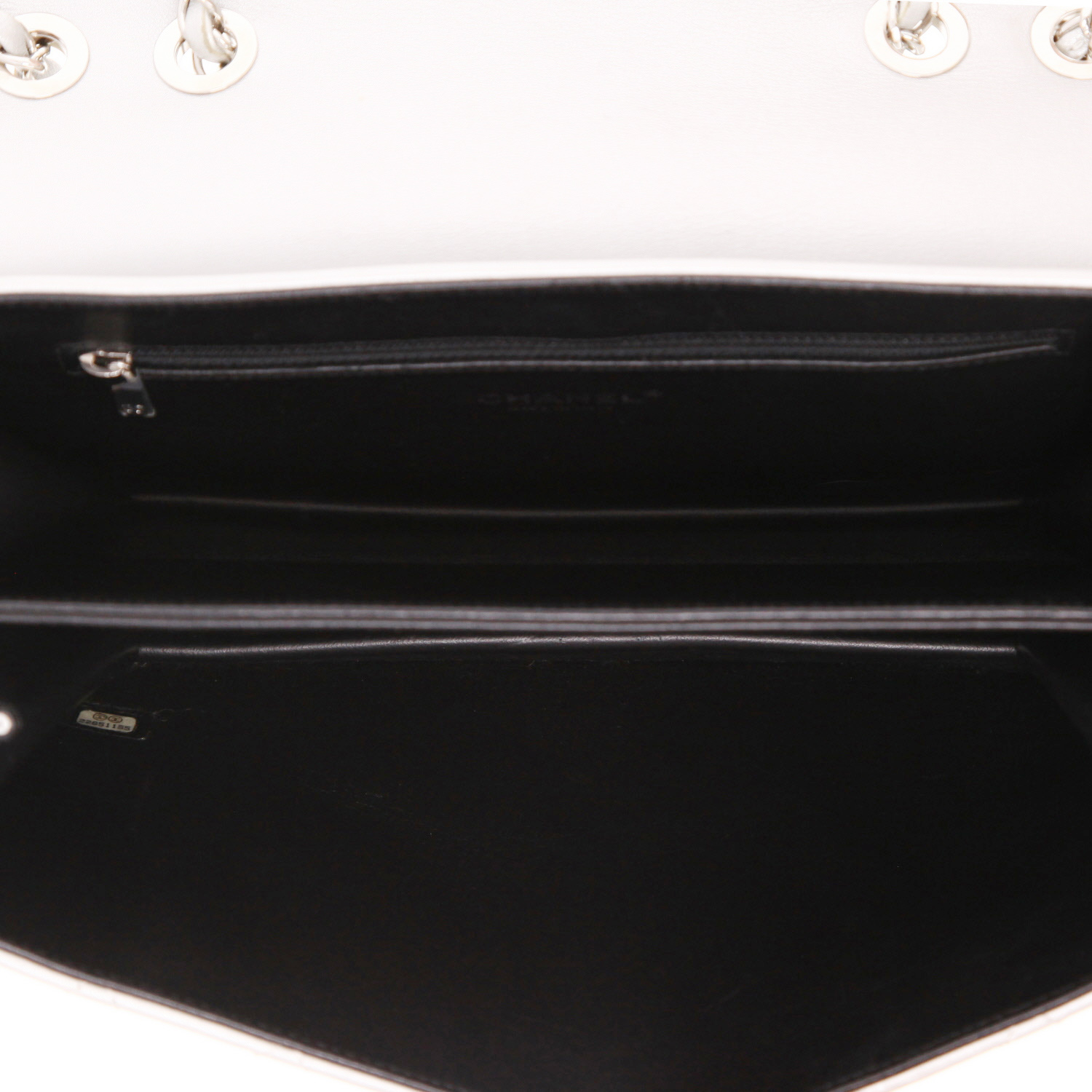 Sac bandoulière Chanel   en cuir matelassé argenté - Detail D3